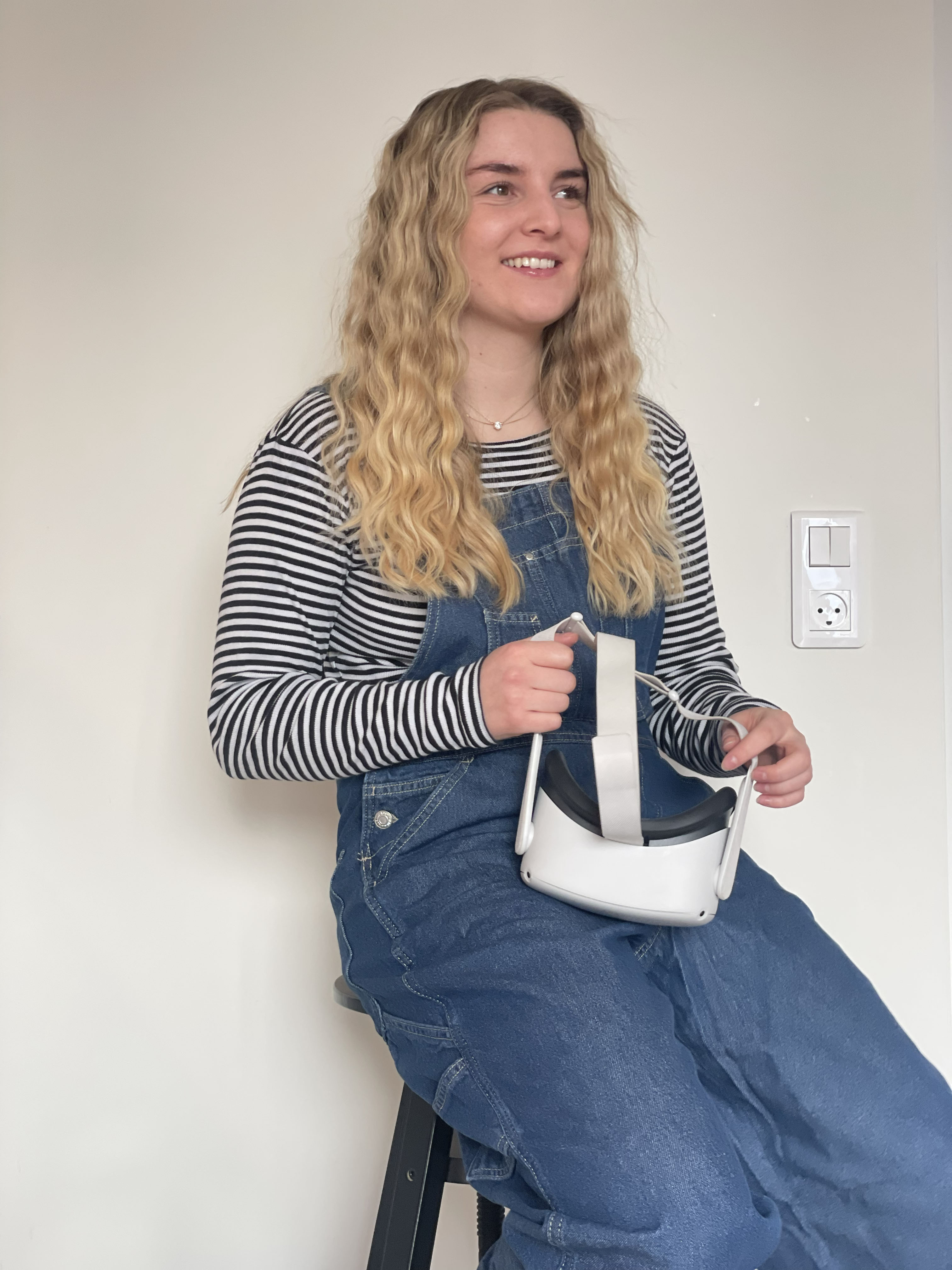 Julie med VR-headset